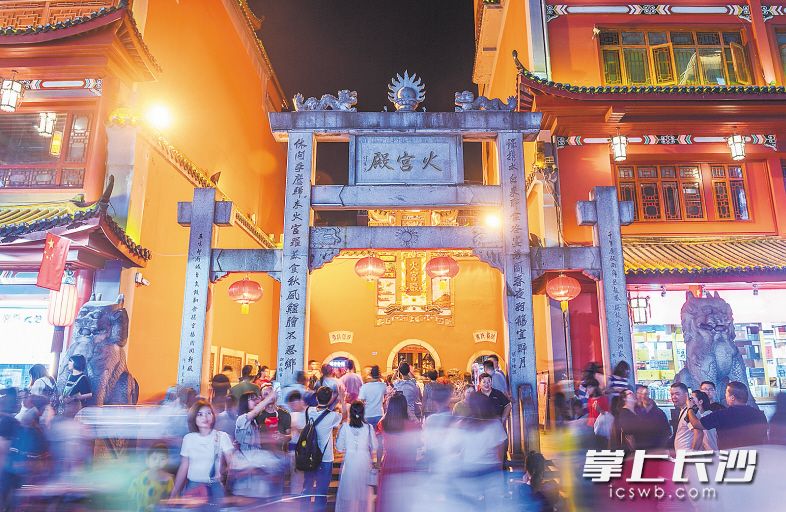 夜晚的火宫殿别有一番味道，成为来长沙旅游的人们必到的拍照之地。