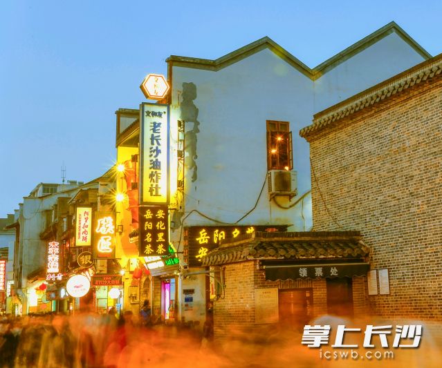 夜晚的太平老街人头攒动。