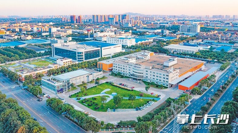 　　位于望城经开区的澳优乳业智慧工厂占地仅60.5亩，采用智能工艺、智能装配、智能生产系统、智能管理系统，实现了自动化、数字化、可视化。 长沙晚报全媒体记者 邹麟 摄