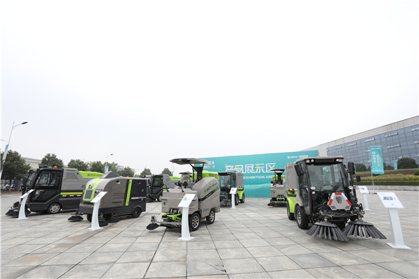 盈峰中联环境智能小型环卫机器人族群（图片由盈峰中联环境提供）