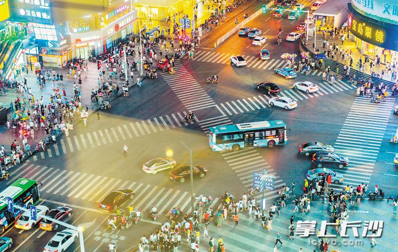 夜晚的黄兴路口车水马龙。