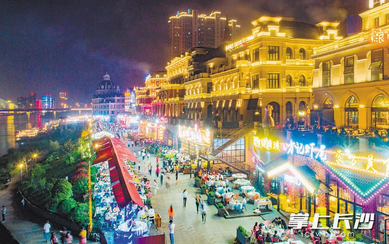 夏夜的渔人码头人头攒动，人们在这里一边欣赏长沙的夜景一边品尝美食。