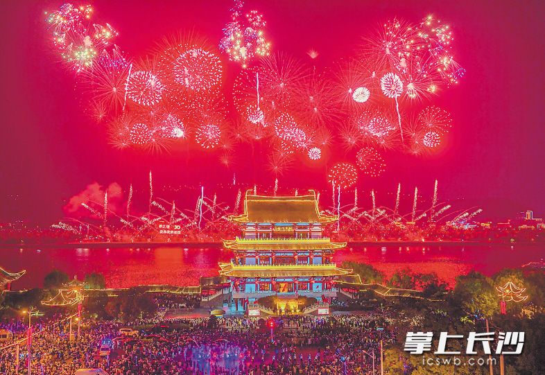 今年国庆节焰火在橘子洲上演，长沙万人空巷观看焰火秀。