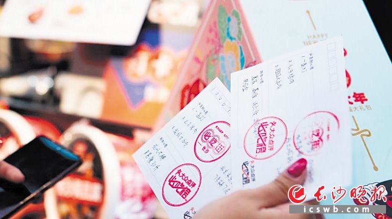 　　↓大众点评在线上推出明信片抽奖、促评等活动，通过线上活动、奖励等方式，将线上流量引至线下的坡子街、太平街。