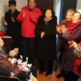一群学生为老师过生日，却没人说“长命百岁”