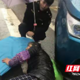 巡查路遇交通事故  天心城管暖心救助