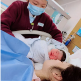 孕妈拍抖音生宝宝爸爸亲手剪脐带 普瑞医院产房温馨一幕