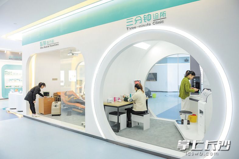 　　可孚人工智能可穿戴医疗设备及智能装备产业基地内，诸多高精尖智能医疗设备亮相智慧展厅。陈飞 摄