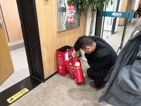 社区工作人员检查消防设备.jpg