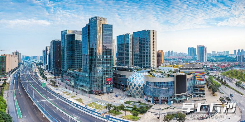 　　现代服务业蓬勃兴起，楼宇经济已成为雨花新的经济增长极。   雨花区委宣传部供图