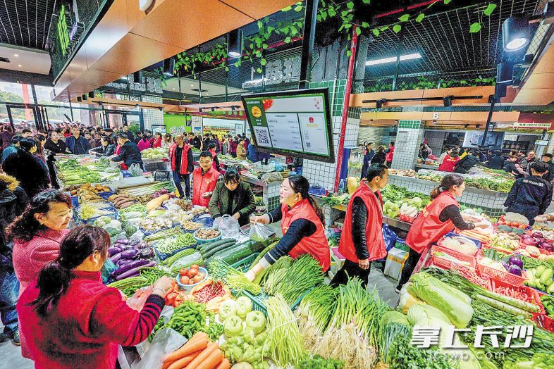 　　“一圈两场三道”建设在雨花加速推进，诸多环境整洁、品类丰富的农贸市场亮相居民家门口。 陈飞 摄