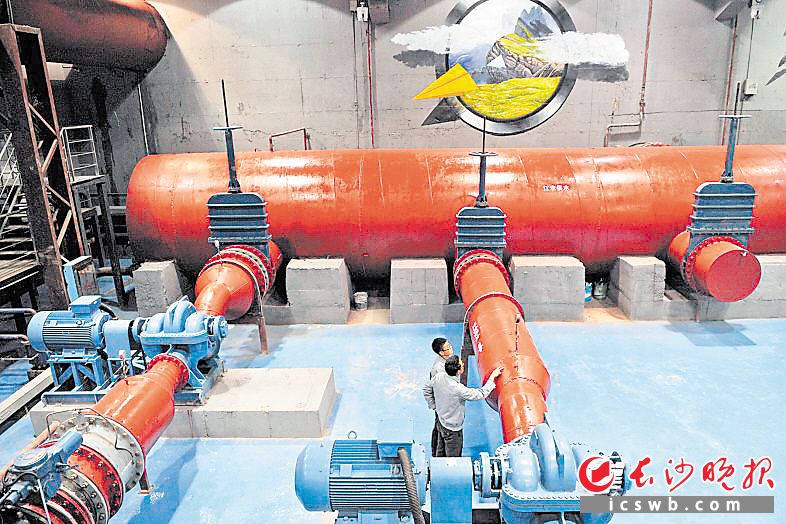 ↑滨江新城智慧能源中心内机器正在运转。