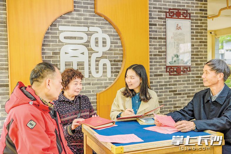 　　聆听群众诉求、帮解群众难题，雨花区党员干部守初心、担使命，把服务和温暖送到基层。 陈飞 摄