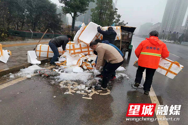 马路上散落一堆泡沫箱，急得她四处寻找……
