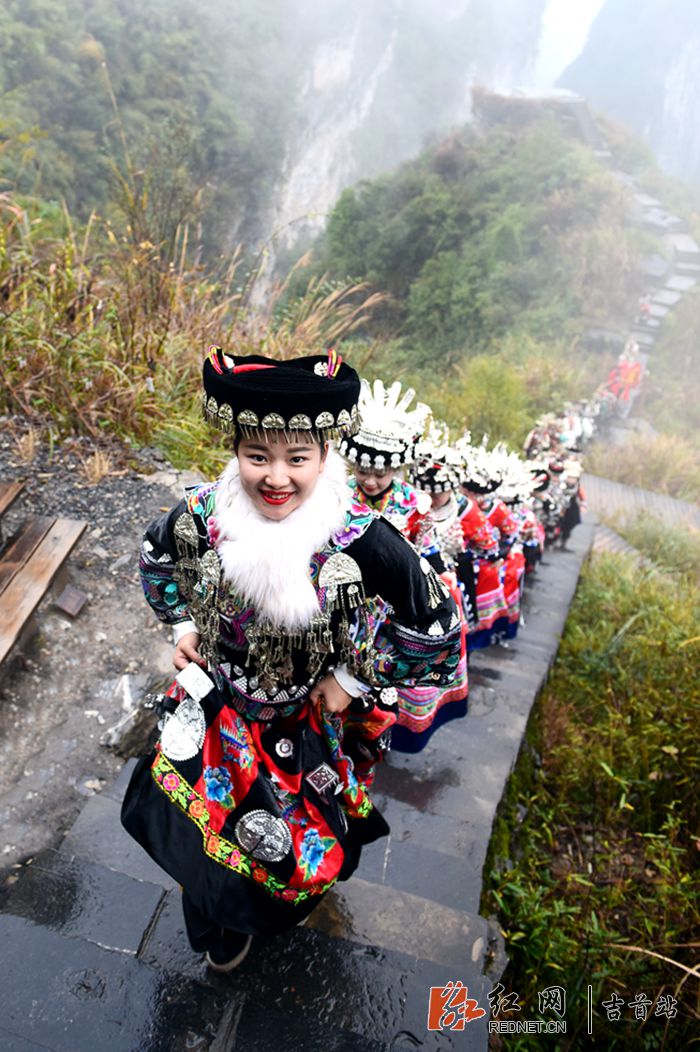 德夯苗寨过苗年“嗨”翻天  神秘湘西民俗“醉”游人