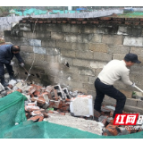 拆除小区危墙  让群众生活安心放心
