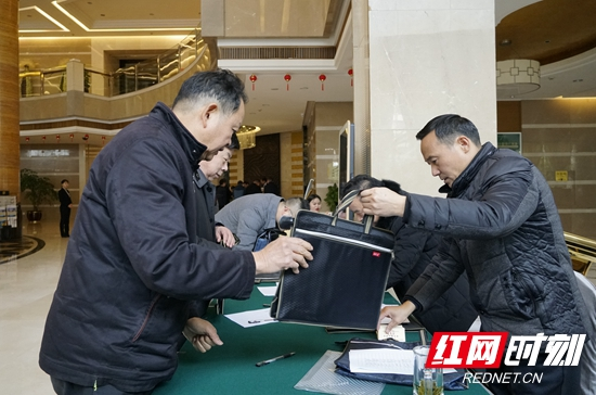 【两会看区县】人大代表陆续报到 满怀热情为民发声