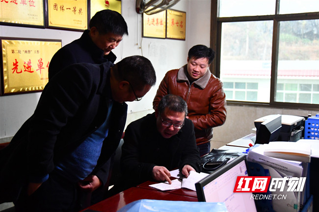 县教育工会调研巨口铺镇教育督管办工会工作.JPG