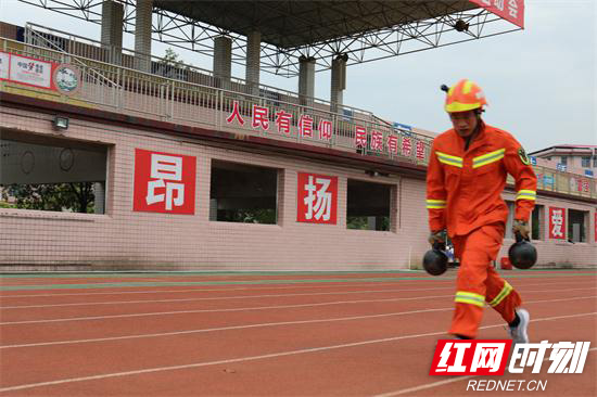 训练中的李亚雄.jpg