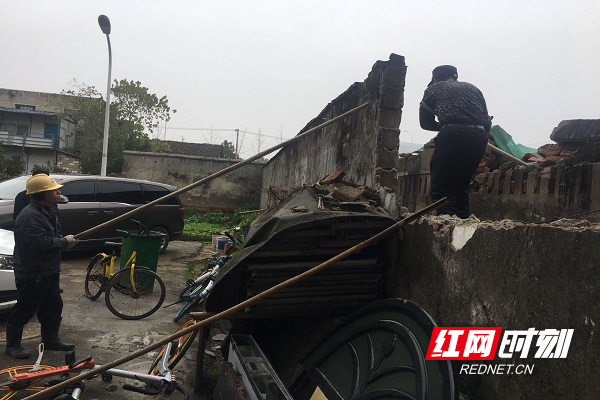 张公岭村民委员会安排专人对危墙进行拆迁 (2).jpg
