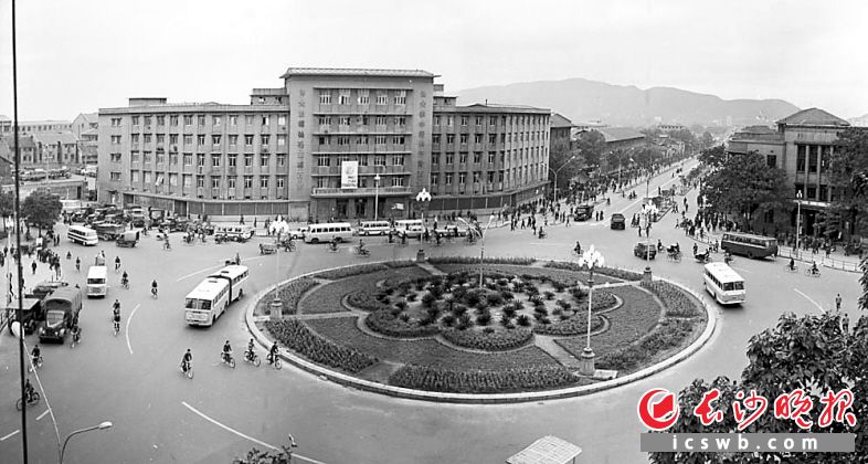 　　1979年9月22日，从东北角拍摄的五一广场街心花坛，对面是湘绣大楼，西北角是九如斋，当年市民出行以公共汽车和自行车为主。邹曙明  摄