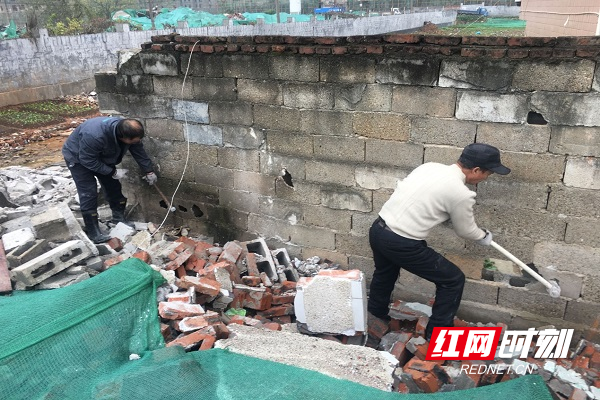 张公岭村民委员会安排专人对危墙进行拆迁 (3).jpg