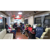 警车变成雨天“流动餐车”