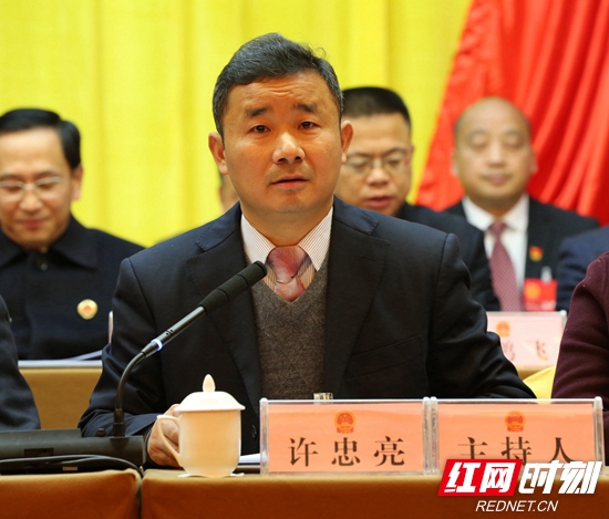 武陵源区委副书记,区人民政府区长郑小胡向大会作政府工作报告.