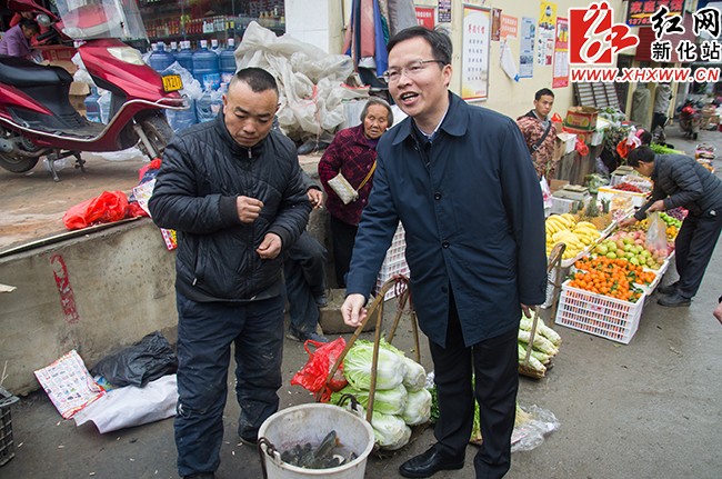 左志锋在曹家镇检查食品安全问题技术人员检修客运汽车左志锋在汽车