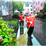 寒冬送暖 爱心人士为环卫工人送耳口罩