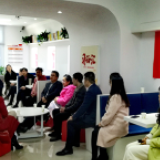 恳谈会上 听网红“抠门”奶奶分享23年助学路上的故事