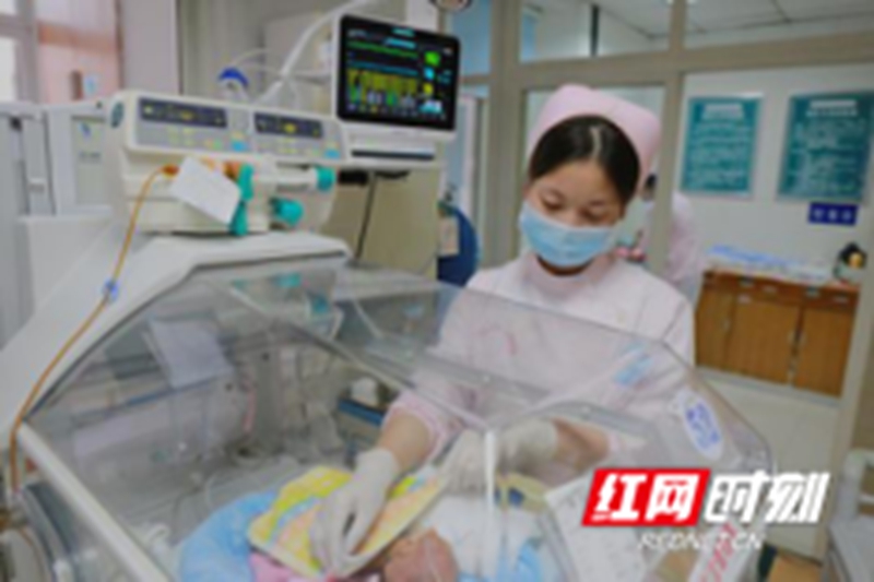寅时：03:00-05:00
熬过最黑的夜晚，迎来了新的光明与希望，没有家属的病房里，医护人员尽职尽责照料着每一位患儿。