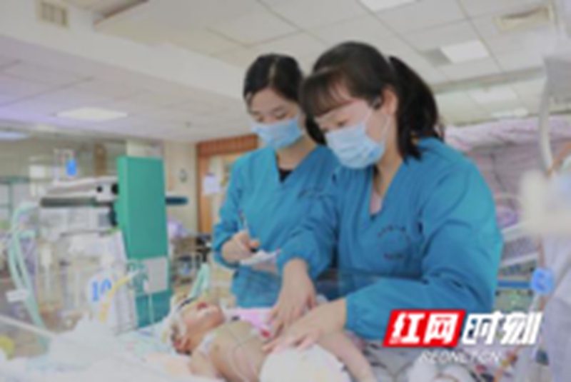 巳时：09:00-11:00
走廊轻盈的脚步声，是医护人员查房的讯号，熟练的操作，藏着热爱与认真。