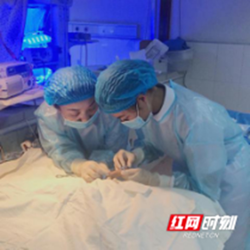 未时13:00-15:00
神色凝重，一丝不苟，生命通道（PICC）的建立，护你走过人生的第一座独木桥。