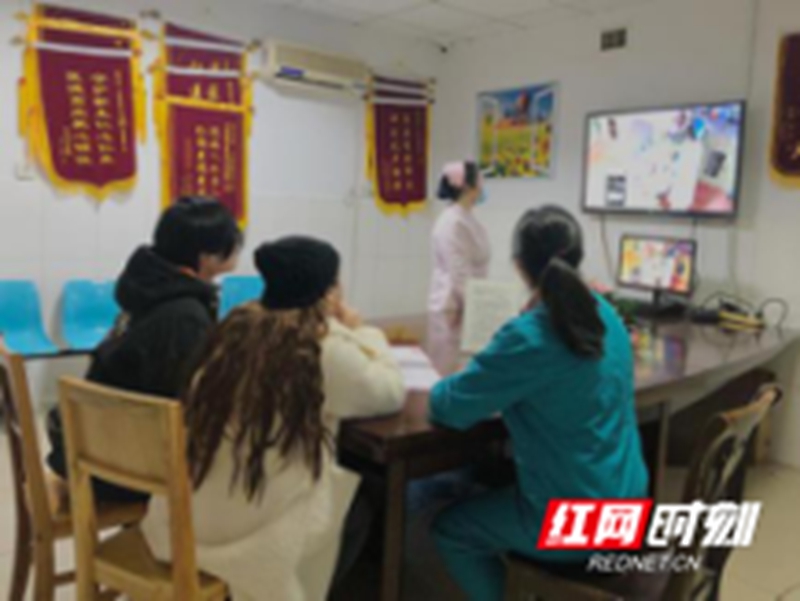 申时：15:00-17:00
探视的时间，医生们不厌其烦地解答着，家属们一个个问题。