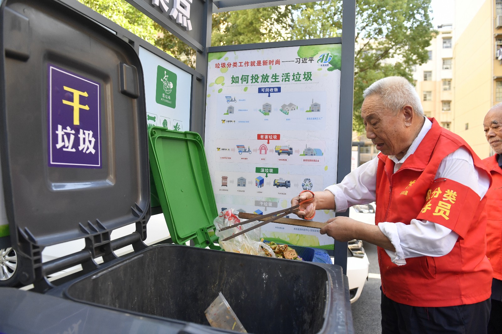 岳麓区长华社区老党员匡守元作为小区垃圾分类督导员，每日尽职尽责，按时“到岗”。余劭劼 摄