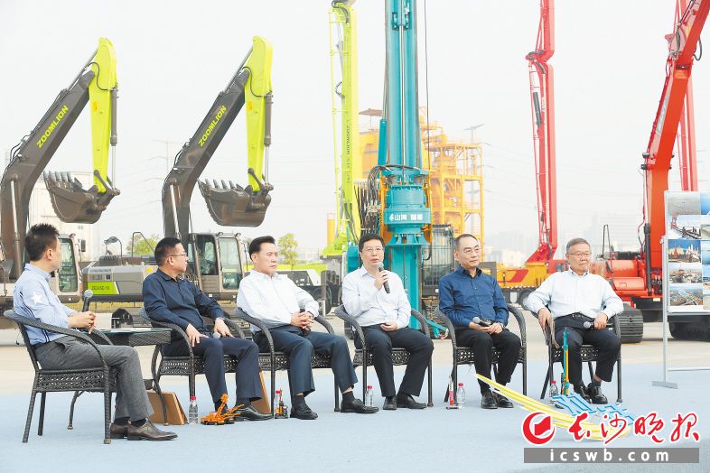 央视《对话》栏目录制现场，胡衡华（右三）与三一、中联、山河智能、铁建重工负责人等热议长沙工程机械产业如何进一步转型升级。资料图片