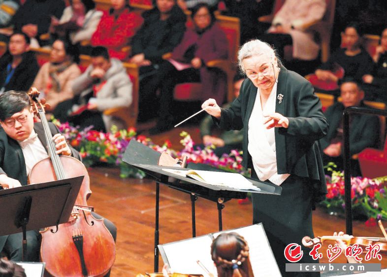 在2020长沙新年音乐会上担任指挥的新中国第一位歌剧、交响乐女指挥家郑小瑛。长沙晚报全媒体记者 周柏平 摄
