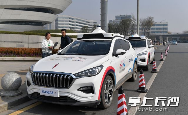 梅溪湖国际文化艺术中心南广场，每天可以看到RoboTaxi在测试行驶。长沙晚报全媒体记者 邹麟 实习生 唐纯镁 摄
