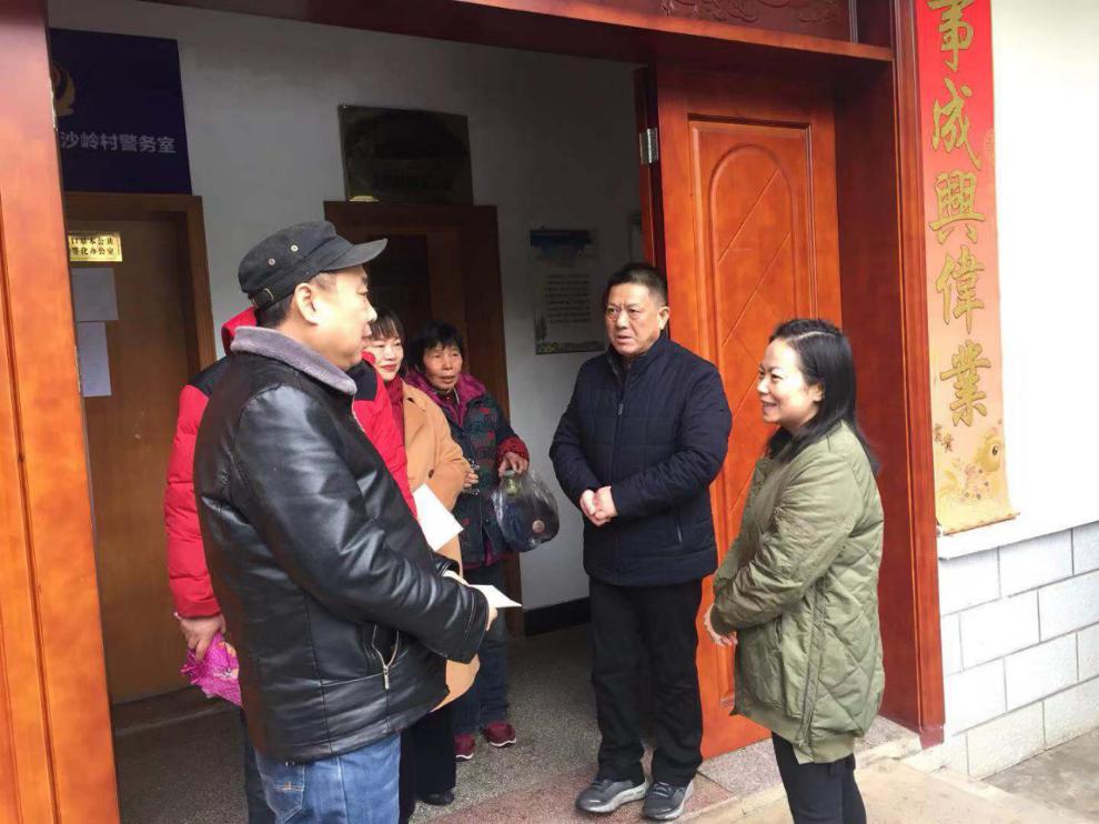 陈裕与困难群众亲切交谈中.jpg 陈裕与困难群众亲切交谈中.jpg