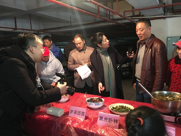 居民介绍精心准备的菜肴.jpg
