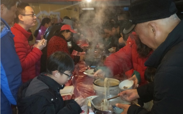 热气腾腾的百家宴场面 (2).jpg