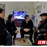 农发行湘西州分行行长曾雄锋到凤凰慰问困难退休职工