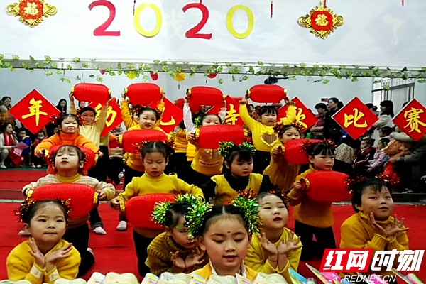 孩子们身穿节日服装,载歌载舞喜迎2020年。 熊又华 摄DSC_8918.jpg 孩子们身穿节日服装,载歌载舞喜迎2020年。 熊又华 摄DSC_8918.jpg