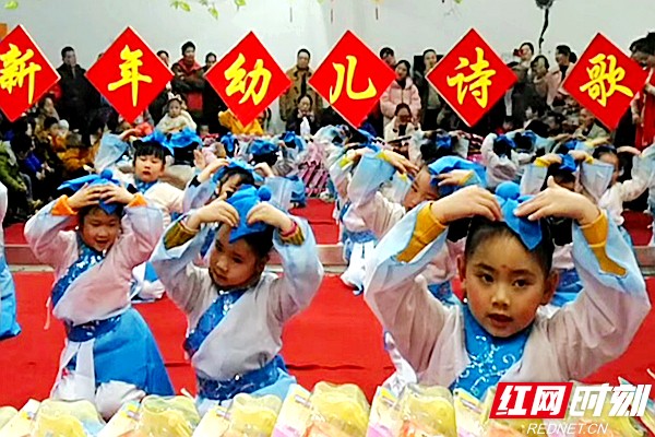 孩子们身着民族盛装载歌载舞,喜迎2020年。 熊又华 摄DSC_8923.jpg 孩子们身着民族盛装载歌载舞,喜迎2020年。 熊又华 摄DSC_8923.jpg