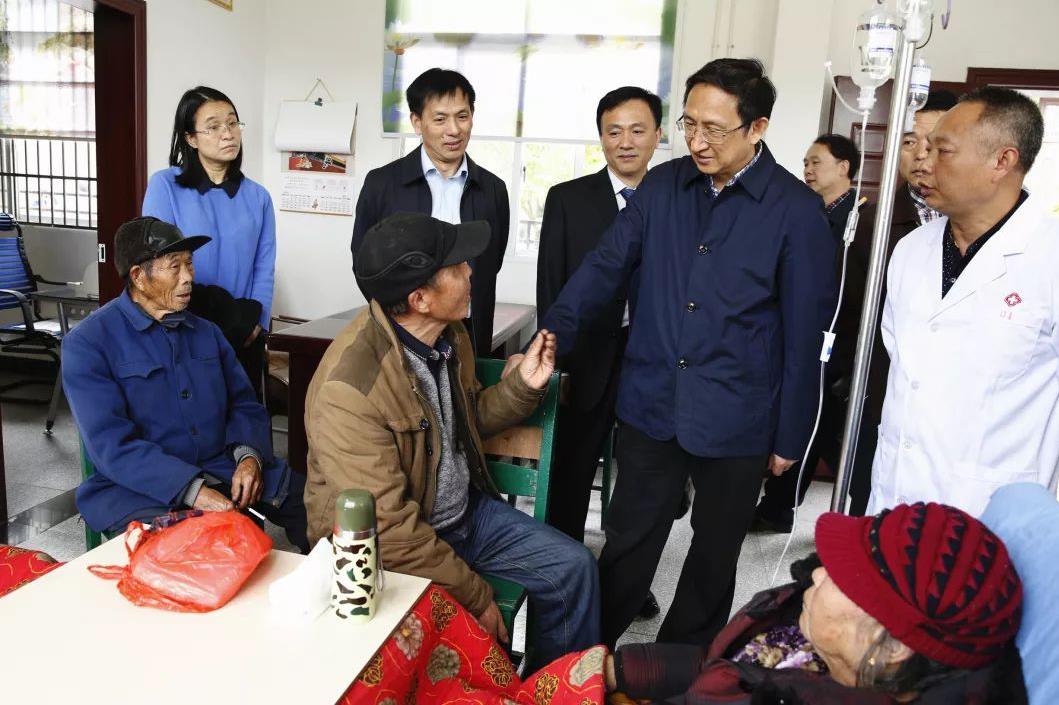 2016年，全国人大常委会委员、农工党中央副主席龚建明（中）回访南岔村卫生室运营情况