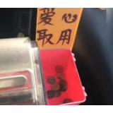 女公交司机在车上放了个小筐子,半年后……