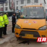 大通湖交警查处该区首例无资格证驾驶校车违法案