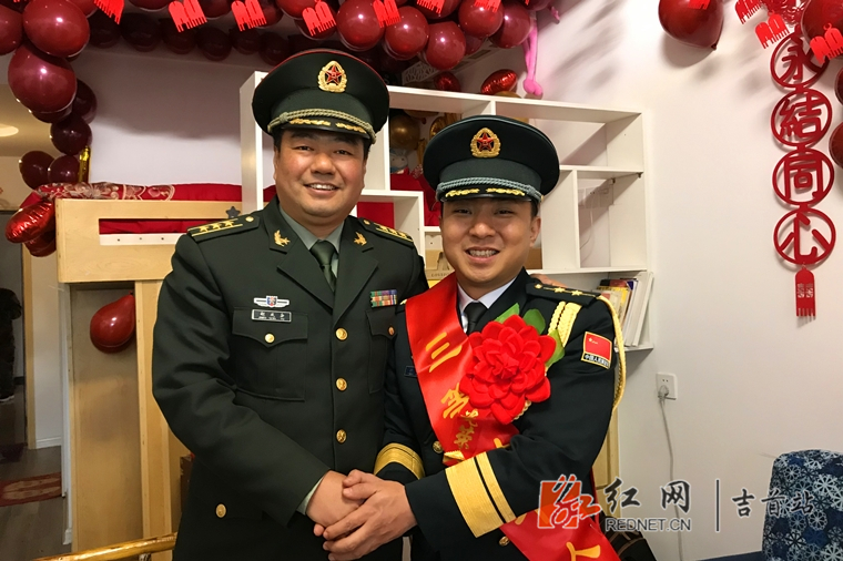 市委常委,市人武部政委赵庆余(左一),火箭军某部宣传处副团职干事沈丽