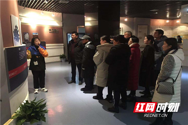 基地工作人员为大家讲解知识.png